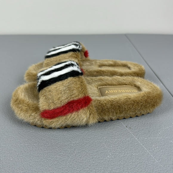 Burberry Kids Faux Fur Hockley Slipper. Size 30. US 12.5. - Picture 4 of 17